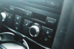 Softtouch-Kunststoffteil während der Reparatur